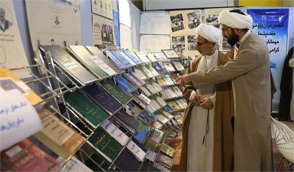 استقبال از "استفتائات ۴۴ مرجع تقلید درباره امر به معروف" در نمایشگاه قرآن
