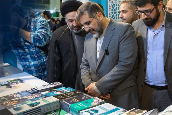 وزير الثقافة الإيراني يطّلع على جناح المجمع العلمي في معرض طهران للقرآن