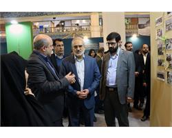 تصاویر بازدید آقای حسینی معاون پارلمانی رییس جمهور در روز سوم سی و یکمین نمایشگاه بین المللی قرآن کریم 48