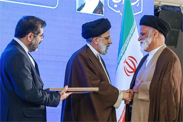 الرئيس الايراني يكرّم 15 خادماً للقرآن في إيران