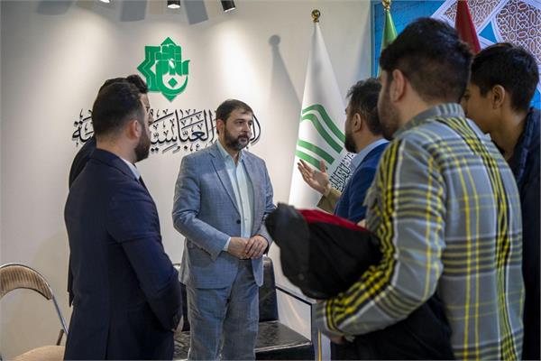 مؤسسة آل البيت (ع) القرآنية تبدي إعجابها بجناح المجمع العلمي في معرض طهران