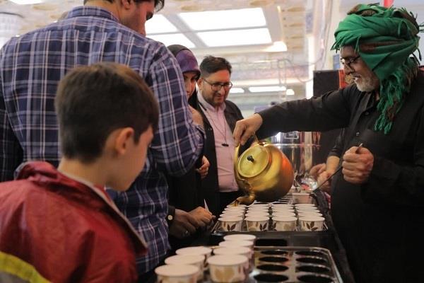پذیرایی از بازدیدکنندگان نمایشگاه قرآن با چای عراقی