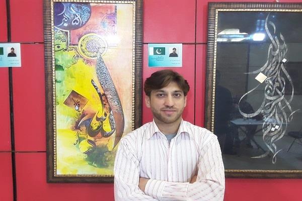 فنّان باكستاني يشيد بالأعمال الفنية المعروضة في بمعرض طهران للقرآن